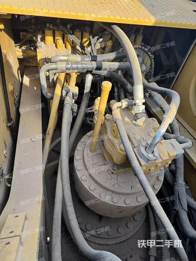 回转马达和主控阀（整机外观）