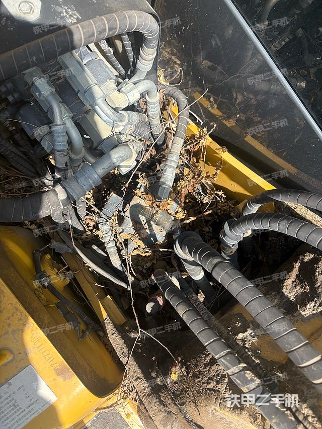 液压泵舱室正面整体（整机外观）