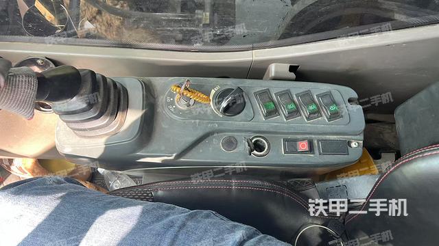 座椅右側(cè)控制臺(tái)/鑰匙門(mén)/油門(mén)/含右手柄（駕駛室部分）