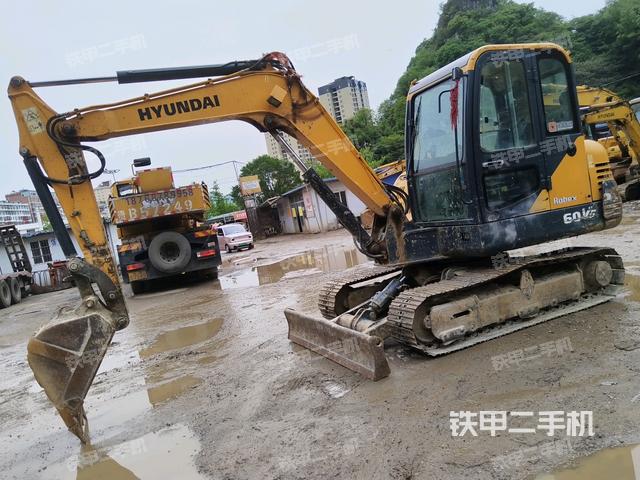 現(xiàn)代R 60VS挖掘機(jī)