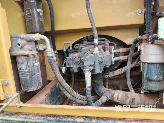 液壓泵艙室正面整體（整機外觀）