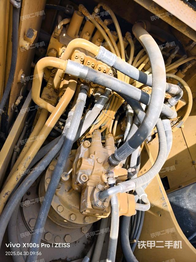 回轉(zhuǎn)馬達(dá)和主控閥(整機(jī)外觀) 回轉(zhuǎn)馬達(dá)和主控閥(整機(jī)外觀)