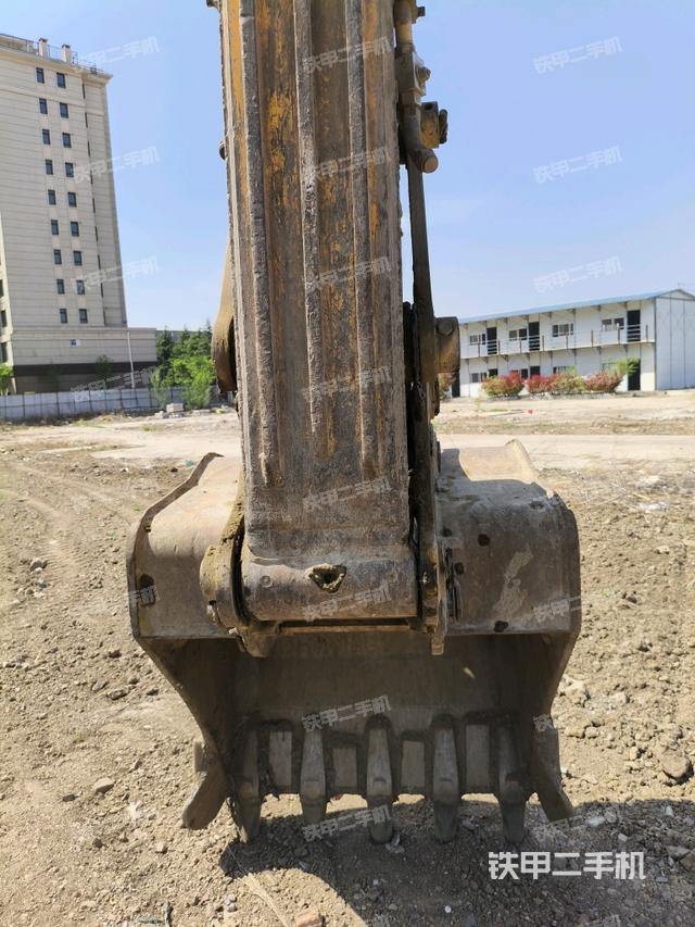 鏟斗右后整體(工作和回轉(zhuǎn)裝置) 鏟斗右后整體(工作和回轉(zhuǎn)裝置)