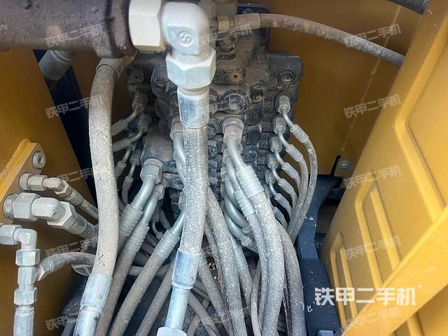 回轉(zhuǎn)馬達(dá)和主控閥（整機(jī)外觀）