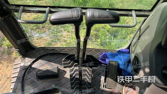 行走控制手柄和踏板?俯拍（駕駛室部分）