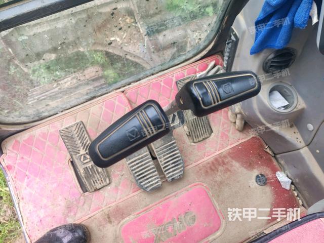 行走控制手柄和踏板?俯拍（駕駛室部分）