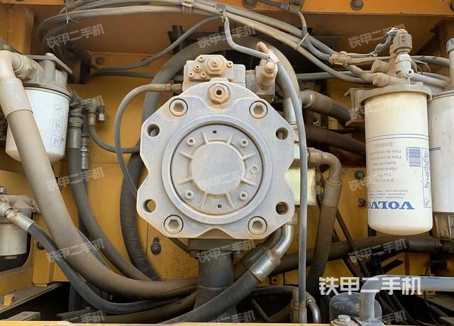 液壓泵艙室正面整體(整機外觀) 液壓泵艙室正面整體(整機外觀)