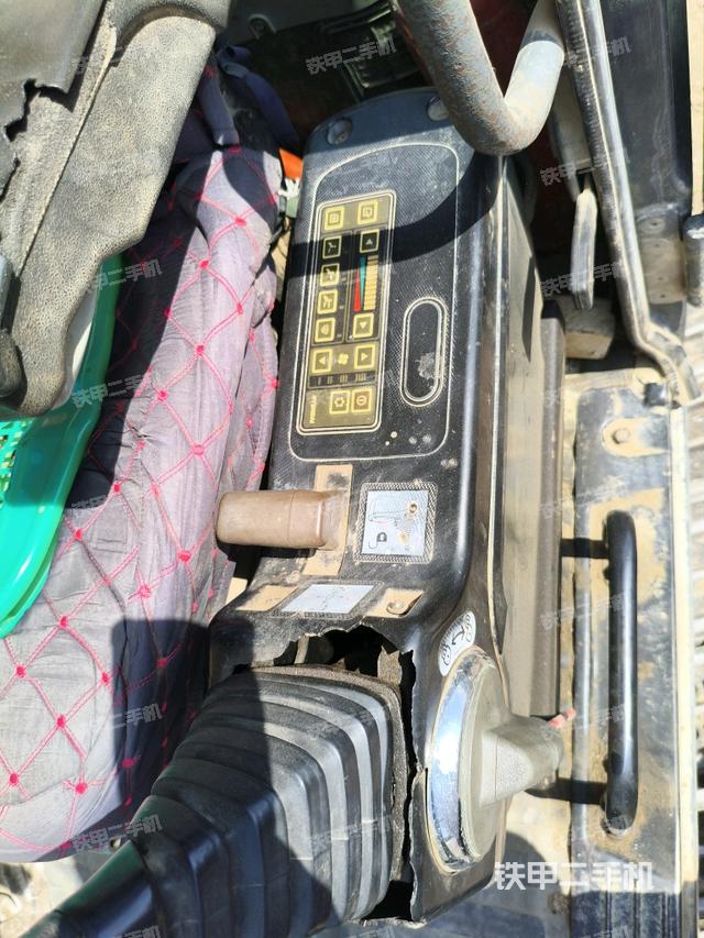 座椅右側(cè)控制臺/鑰匙門/油門/含右手柄(駕駛室部分) 座椅右側(cè)控制臺/鑰匙門/油門/含右手柄(駕駛室部分)