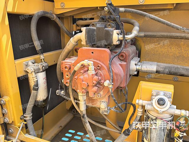 液压泵舱室正面整体（整机外观）