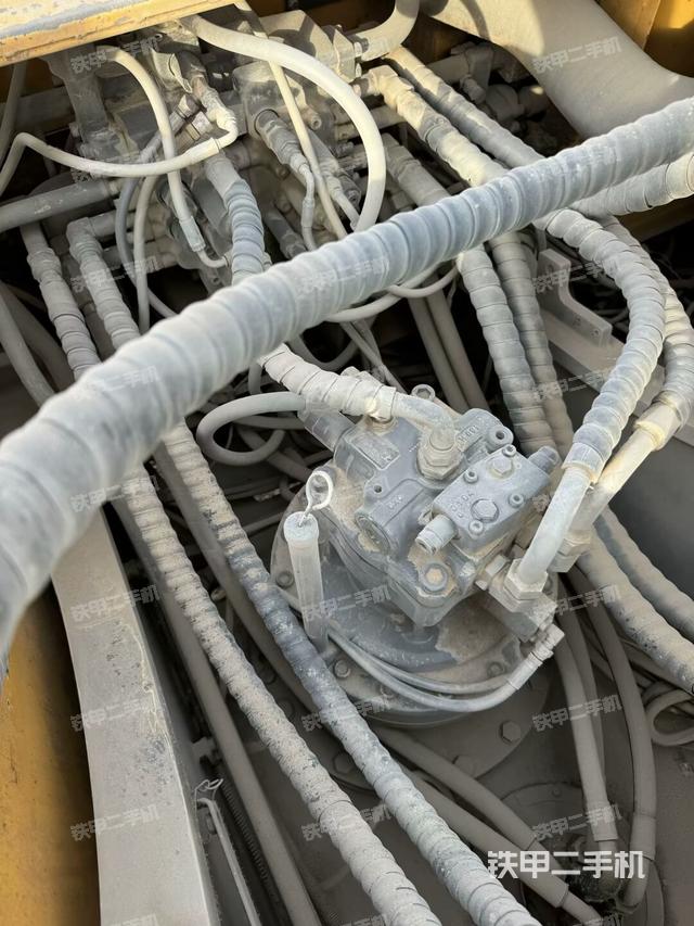 回转马达和主控阀（整机外观）