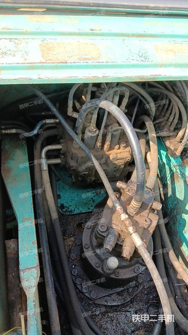 回轉(zhuǎn)馬達(dá)和主控閥（整機(jī)外觀）