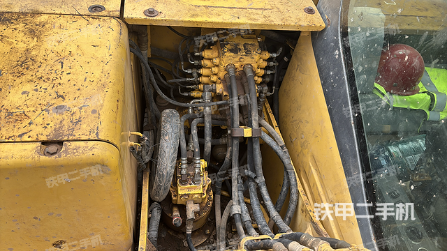 回转马达和主控阀（整机外观）