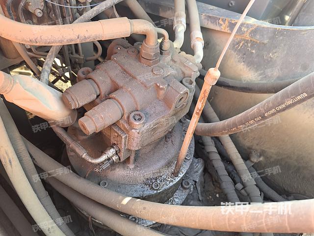 回转马达和主控阀(整机外观) 回转马达和主控阀(整机外观)