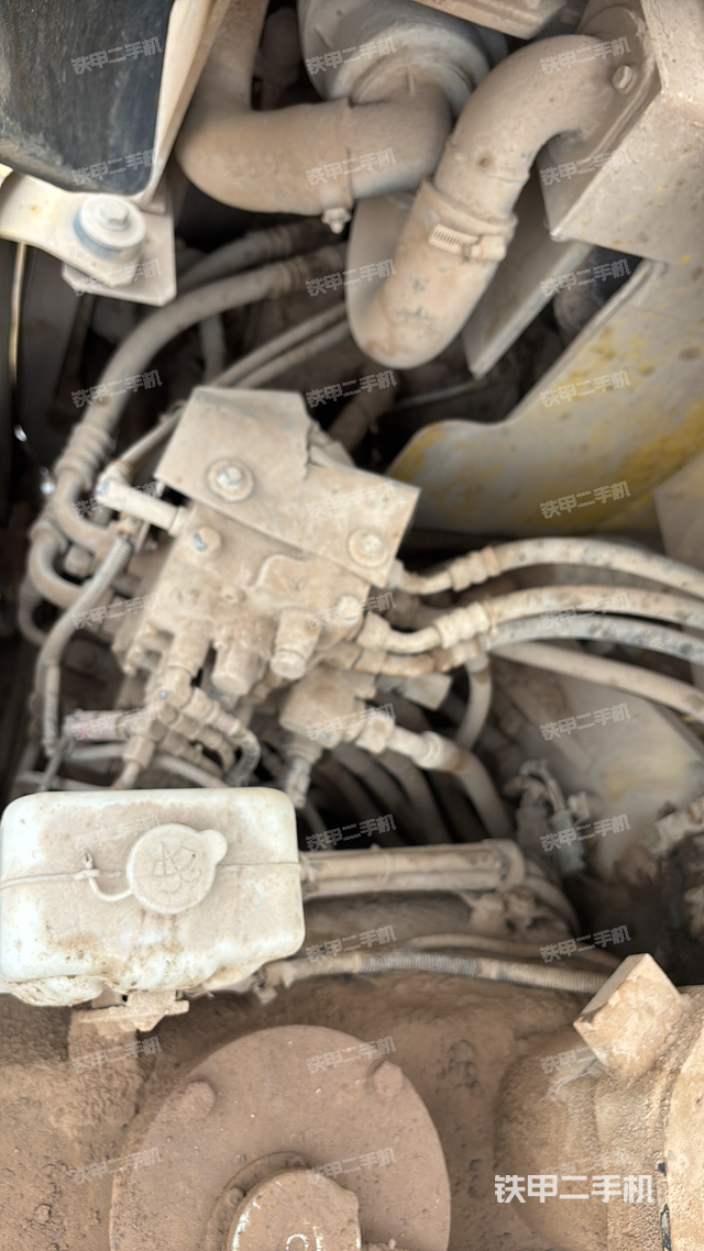 回转马达和主控阀（整机外观）