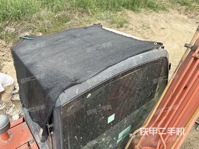 駕駛室頂部(整機(jī)外觀) 駕駛室頂部(整機(jī)外觀)