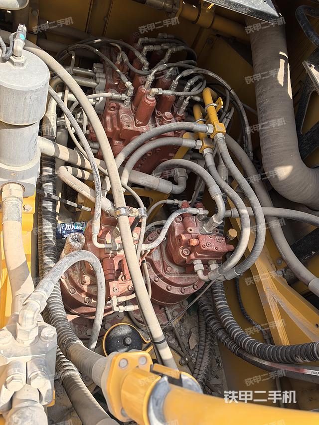 回转马达和主控阀（整机外观）