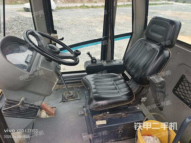 駕駛室操作臺(設(shè)備外觀及核心部件) 駕駛室操作臺(設(shè)備外觀及核心部件)