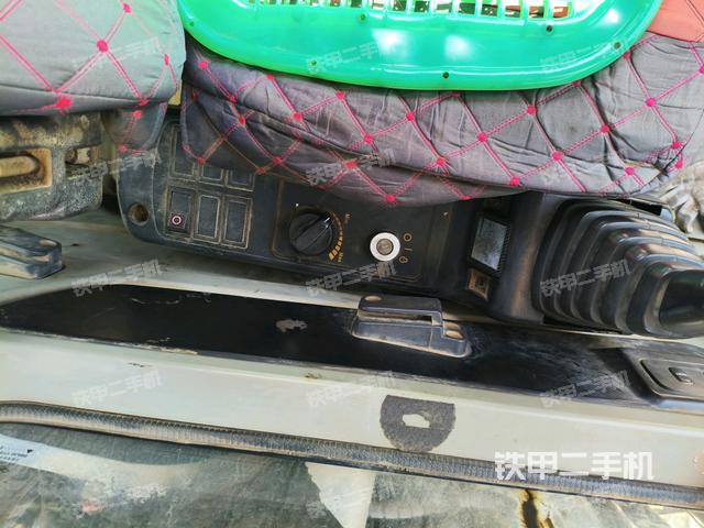 座椅左側(cè)控制臺/音響/含左手柄(駕駛室部分) 座椅左側(cè)控制臺/音響/含左手柄(駕駛室部分)