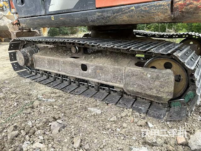 單側(cè)履帶整體(整機(jī)外觀) 單側(cè)履帶整體(整機(jī)外觀)