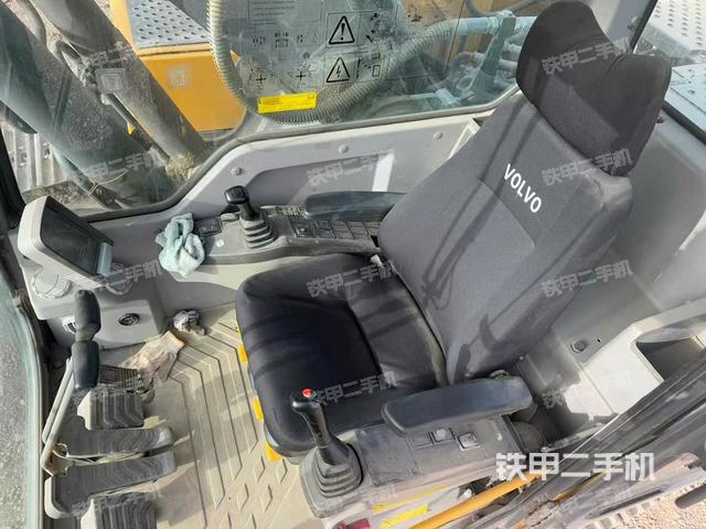 駕駛室整體(整機(jī)外觀) 駕駛室整體(整機(jī)外觀)