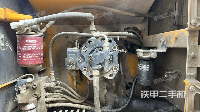 液壓泵艙室正面整體(整機外觀) 液壓泵艙室正面整體(整機外觀)