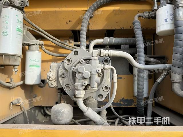 液压泵舱室正面整体（整机外观）