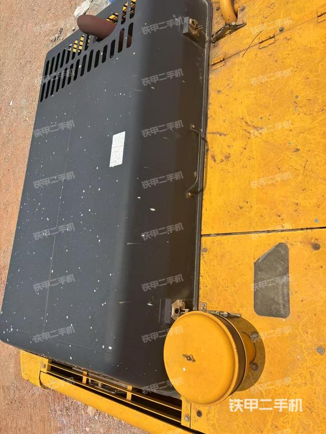 液壓泵艙室正面整體(整機(jī)外觀) 液壓泵艙室正面整體(整機(jī)外觀)