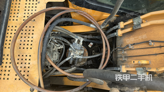 回轉(zhuǎn)馬達(dá)和主控閥(整機外觀) 回轉(zhuǎn)馬達(dá)和主控閥(整機外觀)