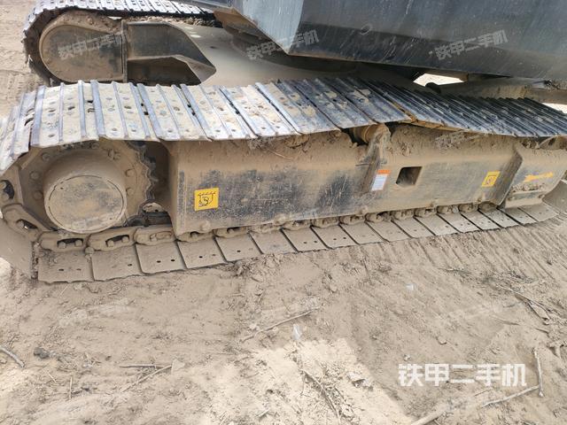 單側(cè)履帶整體(整機(jī)外觀) 單側(cè)履帶整體(整機(jī)外觀)