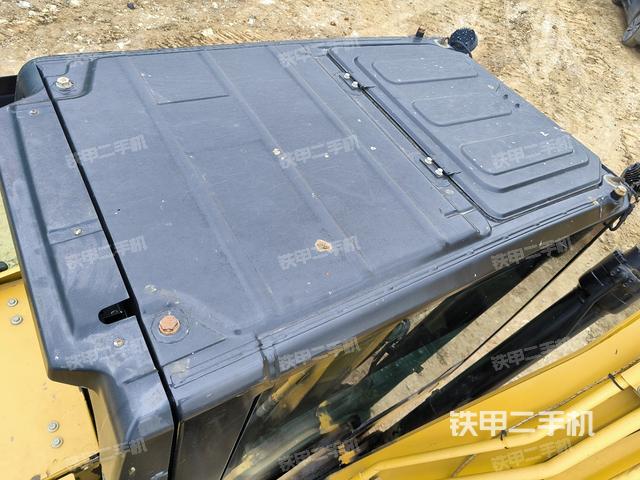 駕駛室頂部(整機(jī)外觀) 駕駛室頂部(整機(jī)外觀)