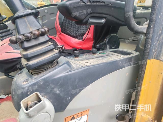 座椅左側(cè)控制臺/音響/含左手柄（駕駛室部分）