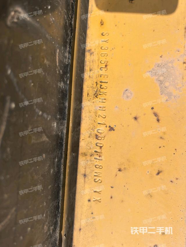 轉(zhuǎn)盤和下車架正前（工作和回轉(zhuǎn)裝置）