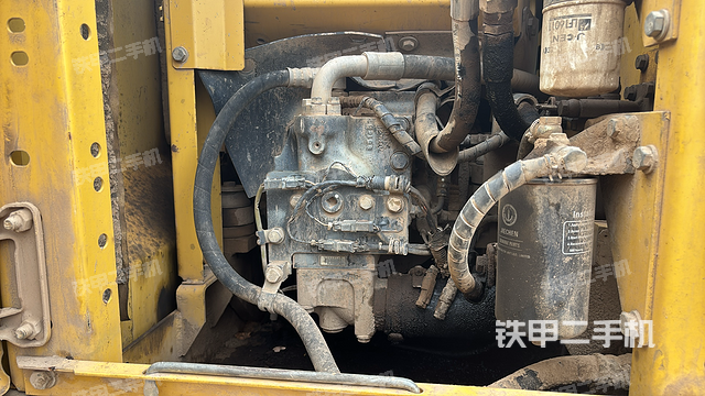 液压泵舱室正面整体（整机外观）