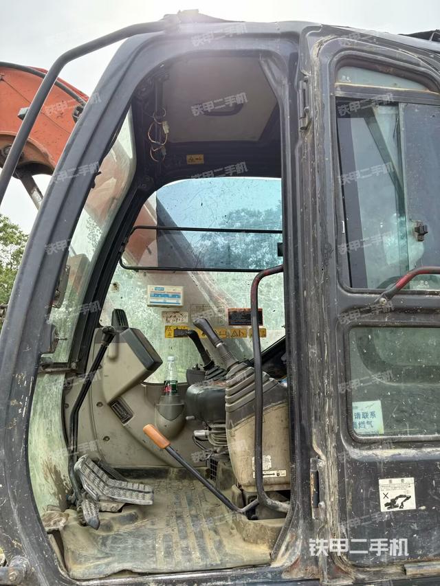 駕駛室整體(整機(jī)外觀) 駕駛室整體(整機(jī)外觀)