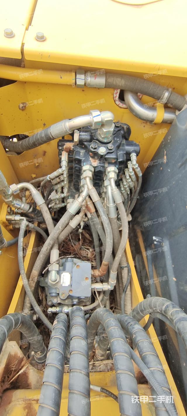 回轉(zhuǎn)馬達(dá)和主控閥（整機(jī)外觀）