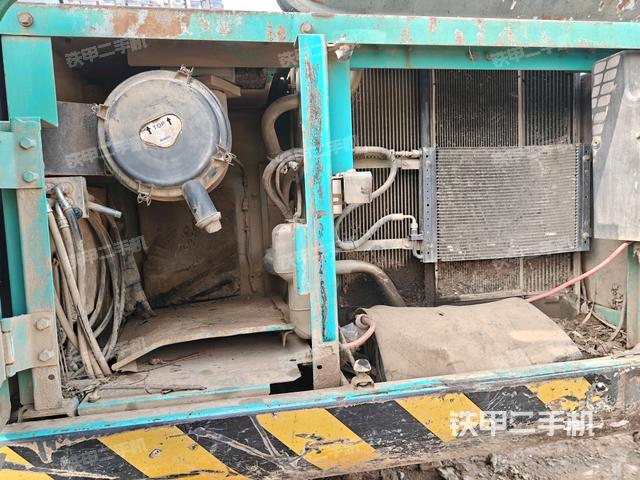 行走控制手柄和踏板?俯拍（駕駛室部分）