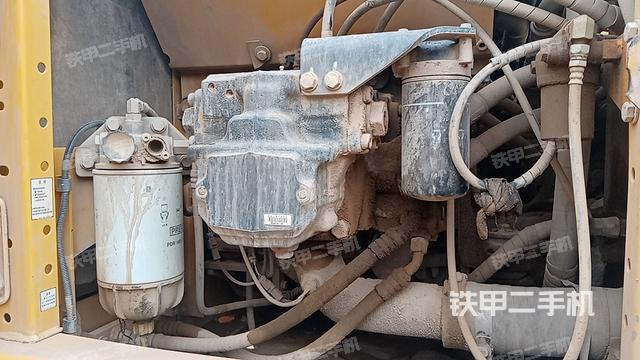 液壓泵艙室正面整體(整機外觀) 液壓泵艙室正面整體(整機外觀)
