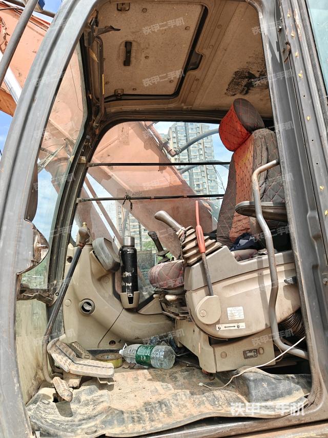 行走控制手柄和踏板?俯拍（駕駛室部分）