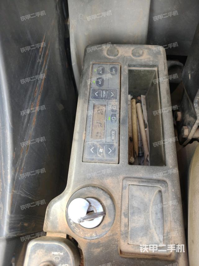 座椅左側(cè)控制臺(tái)/音響/含左手柄(駕駛室部分) 座椅左側(cè)控制臺(tái)/音響/含左手柄(駕駛室部分)