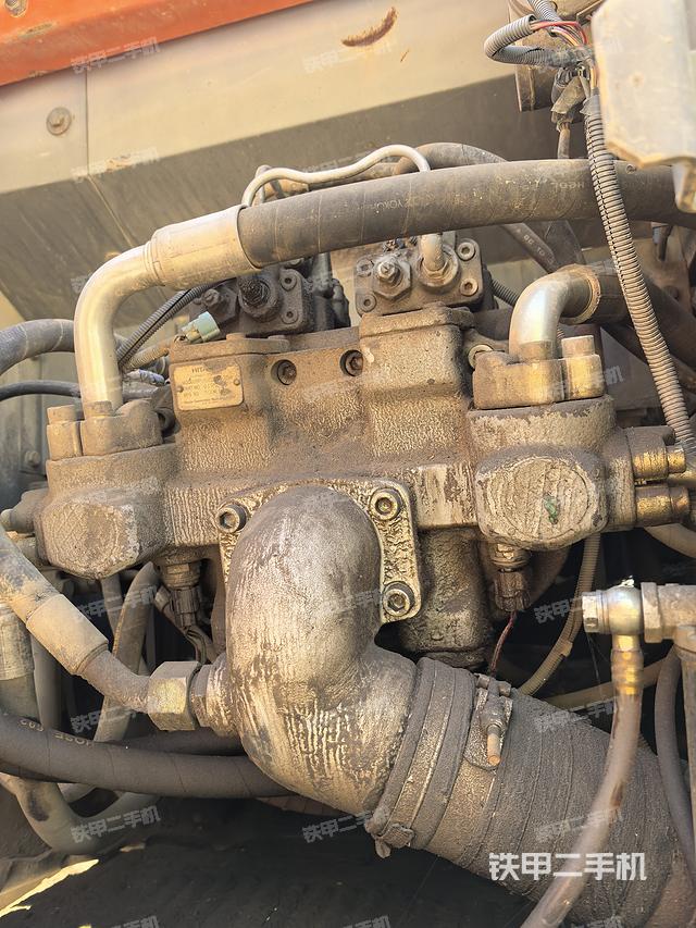 液压泵舱室正面整体(整机外观) 液压泵舱室正面整体(整机外观)