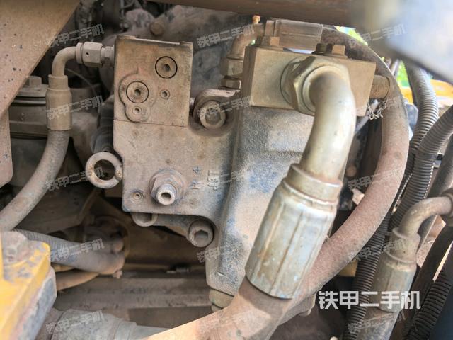 液壓泵艙室正面整體（整機外觀）