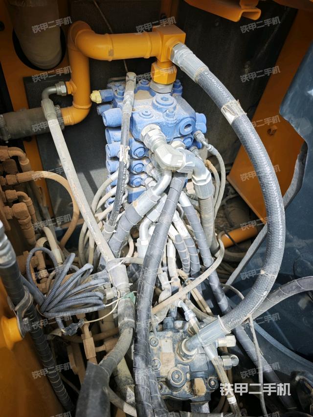 回轉(zhuǎn)馬達(dá)和主控閥（整機(jī)外觀）