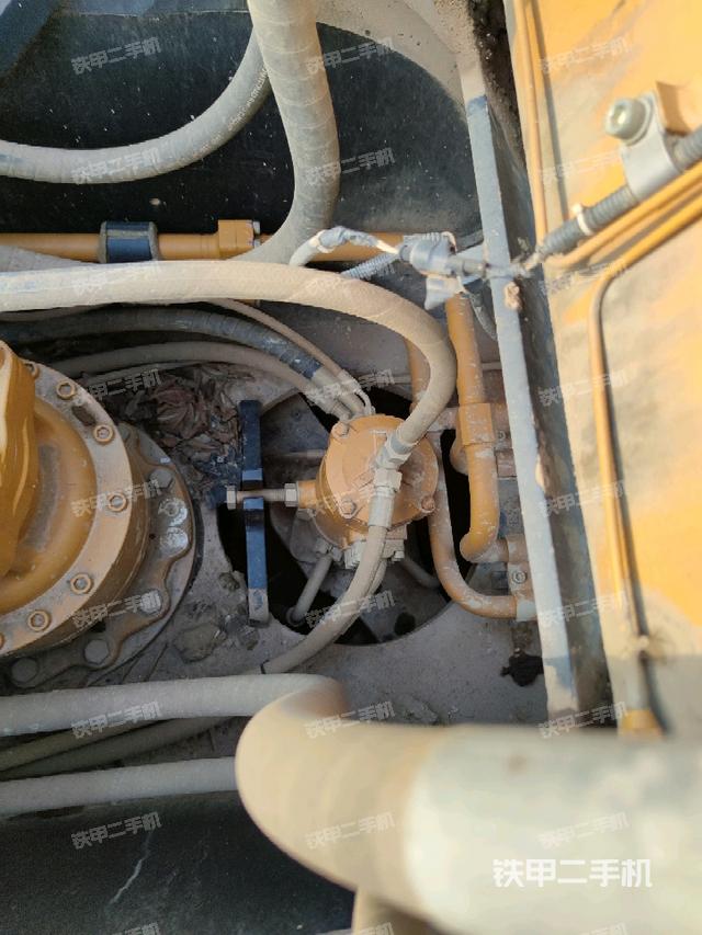 中央回轉接頭特寫（上車部件）