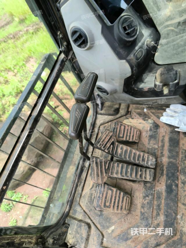 行走控制手柄和踏板?俯拍（駕駛室部分）