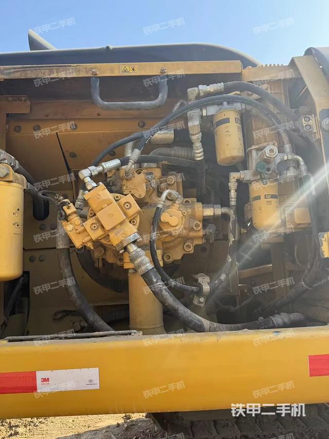 液压泵舱室正面整体（整机外观）