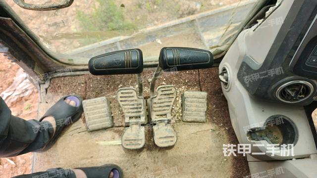 行走控制手柄和踏板?俯拍（駕駛室部分）