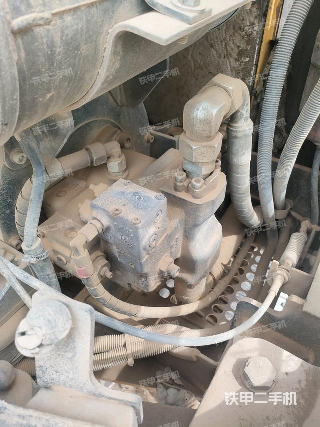 液壓泵艙室正面整體(整機(jī)外觀) 液壓泵艙室正面整體(整機(jī)外觀)