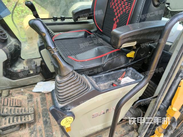 座椅左側(cè)控制臺/音響/含左手柄（駕駛室部分）