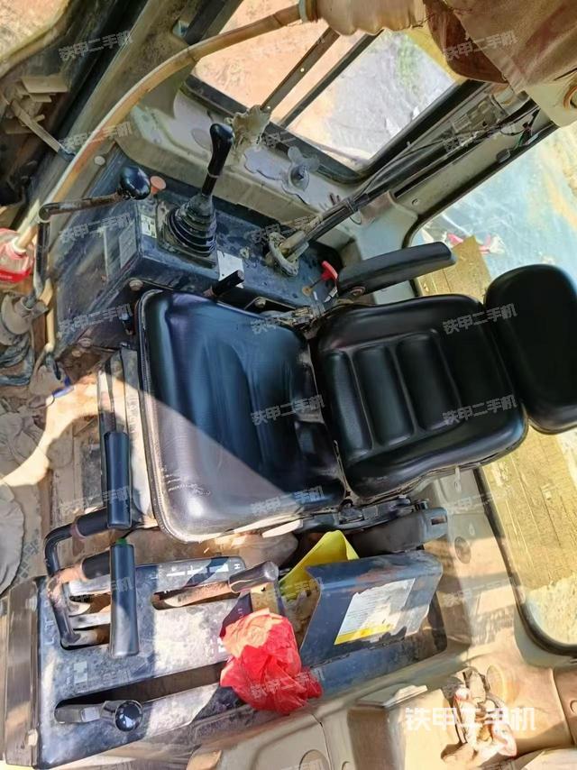 駕駛室操作臺(tái)（設(shè)備外觀及核心部件）