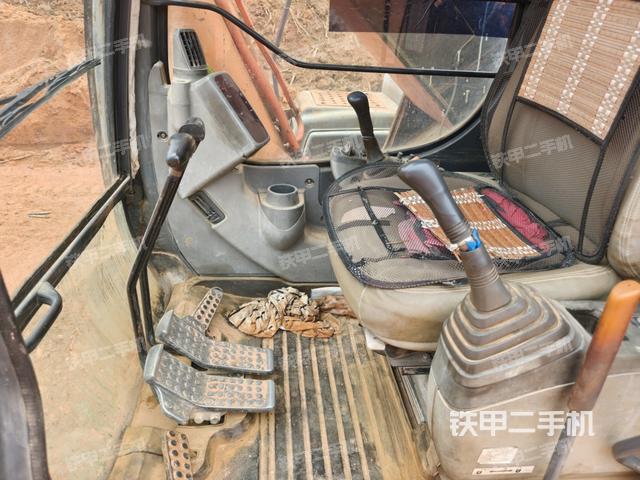 行走控制手柄和踏板?俯拍(駕駛室部分) 行走控制手柄和踏板?俯拍(駕駛室部分)